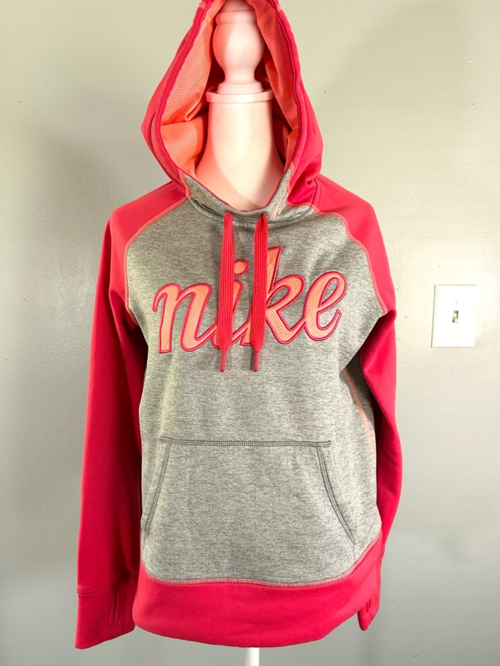 Nike Women’s Hoodie Gray Pink Therma Fit Pullover Retro Athleisure Streetwear